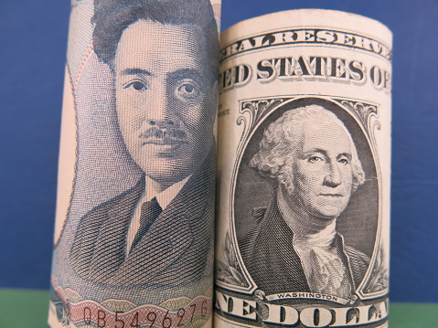 Yen Holds Strong While Dollar Begins to Flex Its Muscles